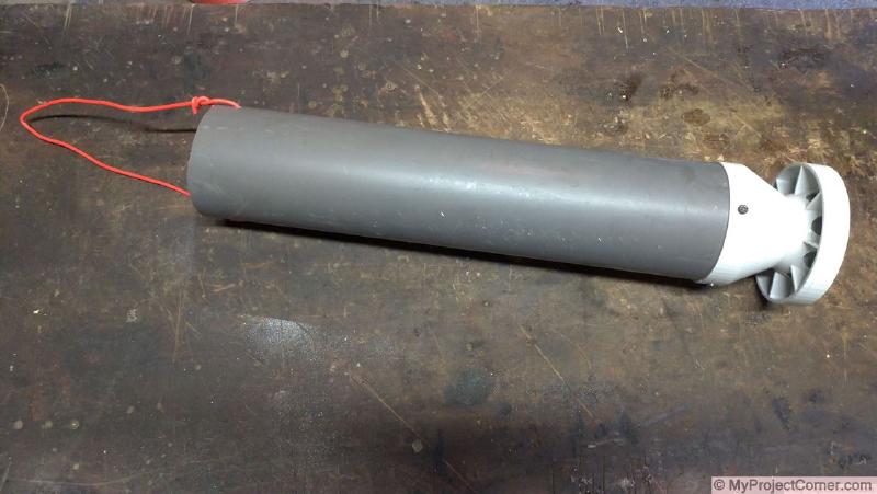 El alimentador de pollos atornillado al tubo de pvc y el alambre para colgar atado