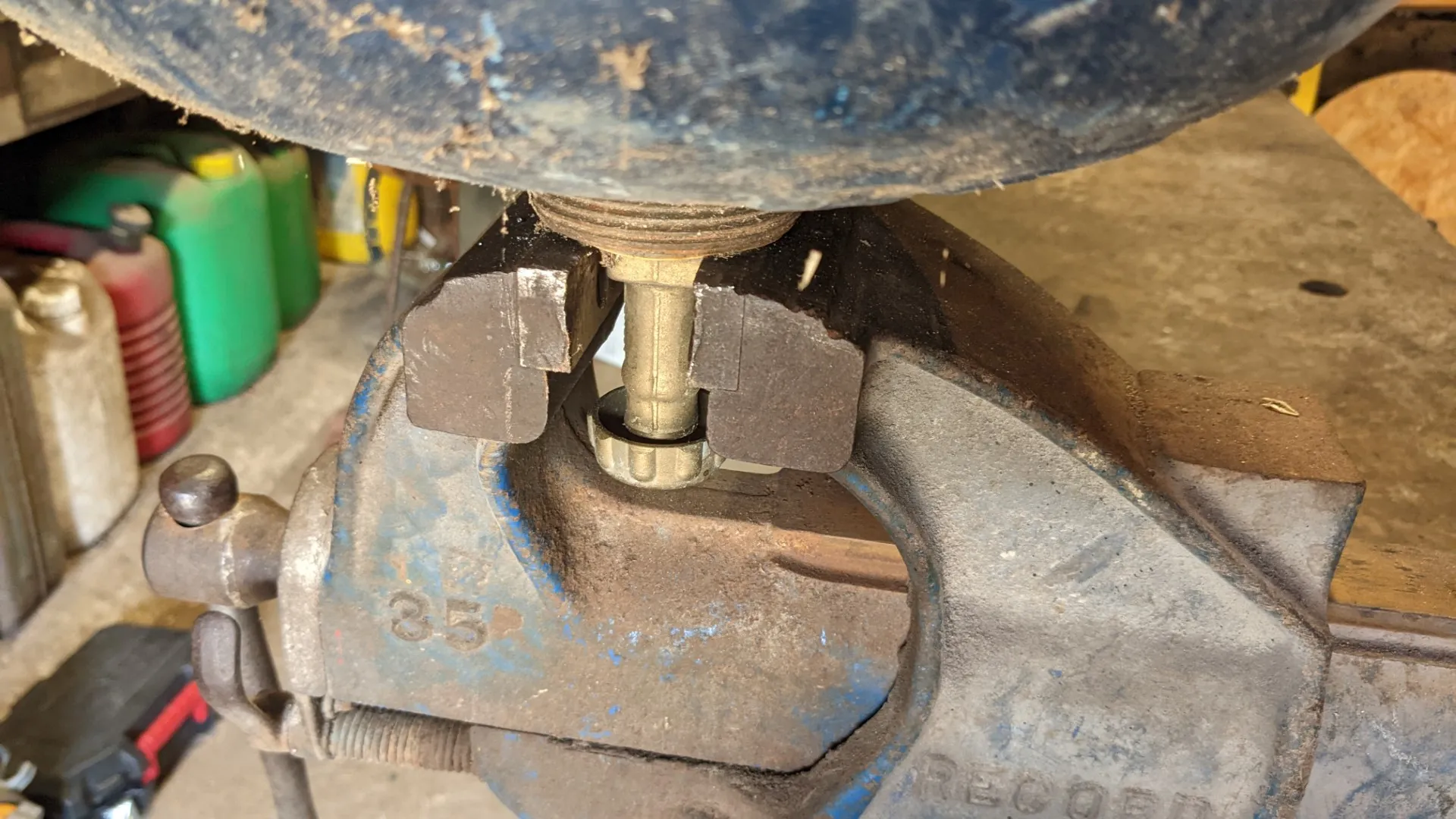 sujetando la botella de gas en el tornillo de banco