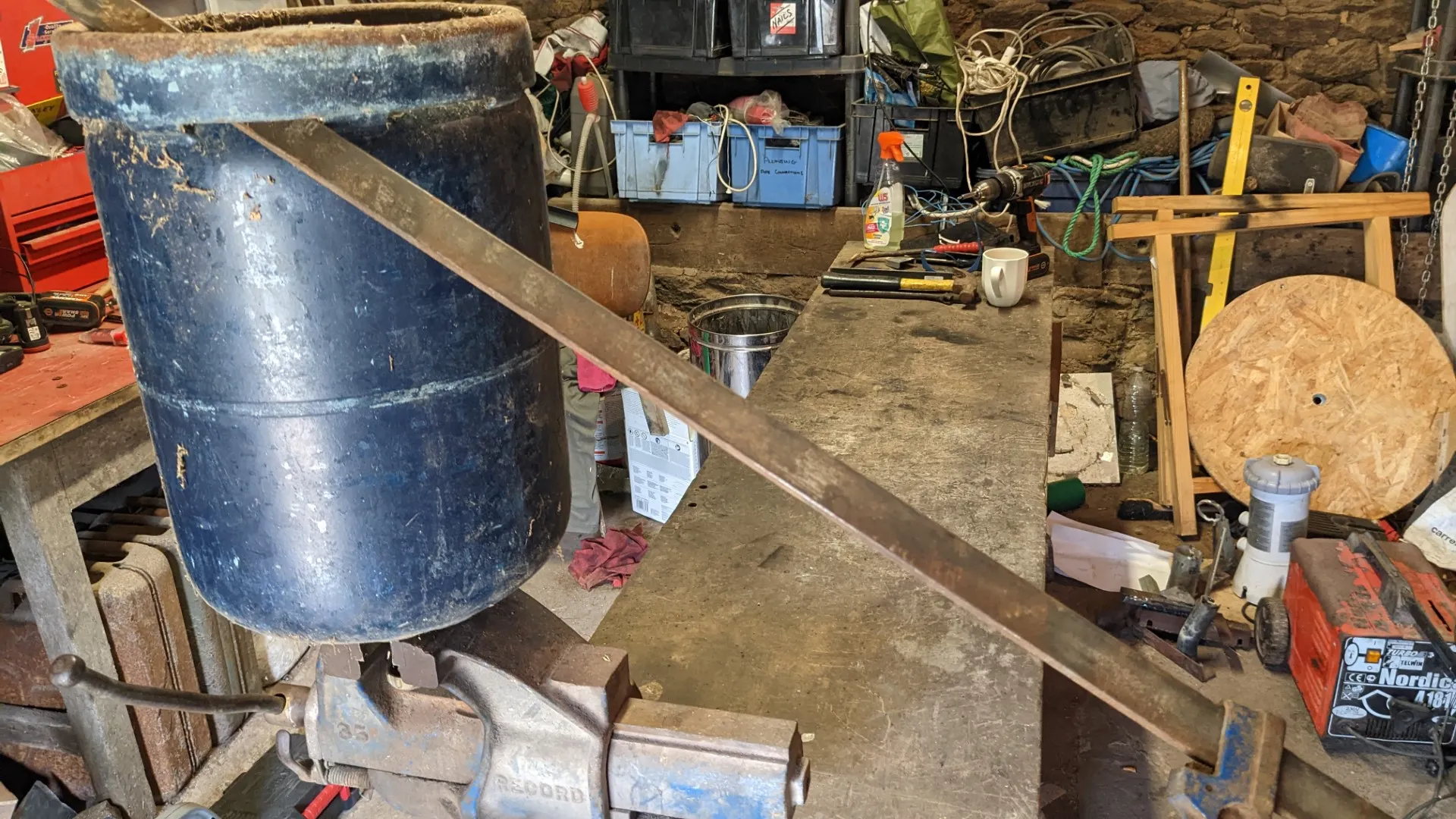 sujetar la botella de gas para quitar la vÃ¡lvula