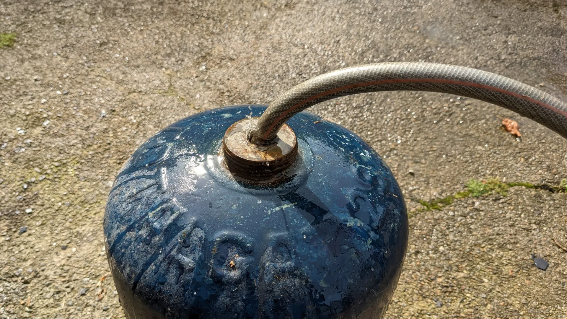 llenar la botella de gas con agua