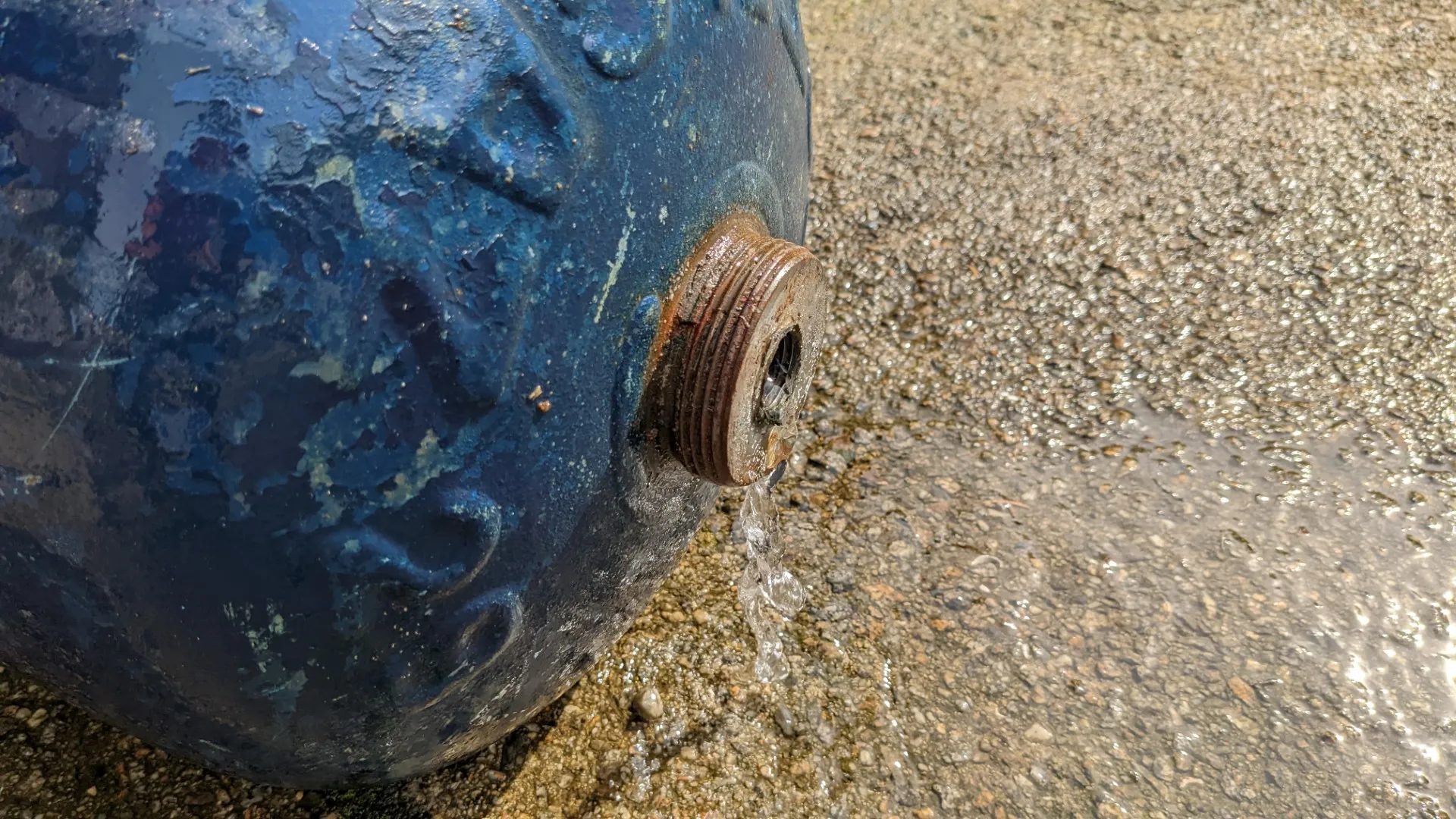 vaciar de agua la bombona de gas