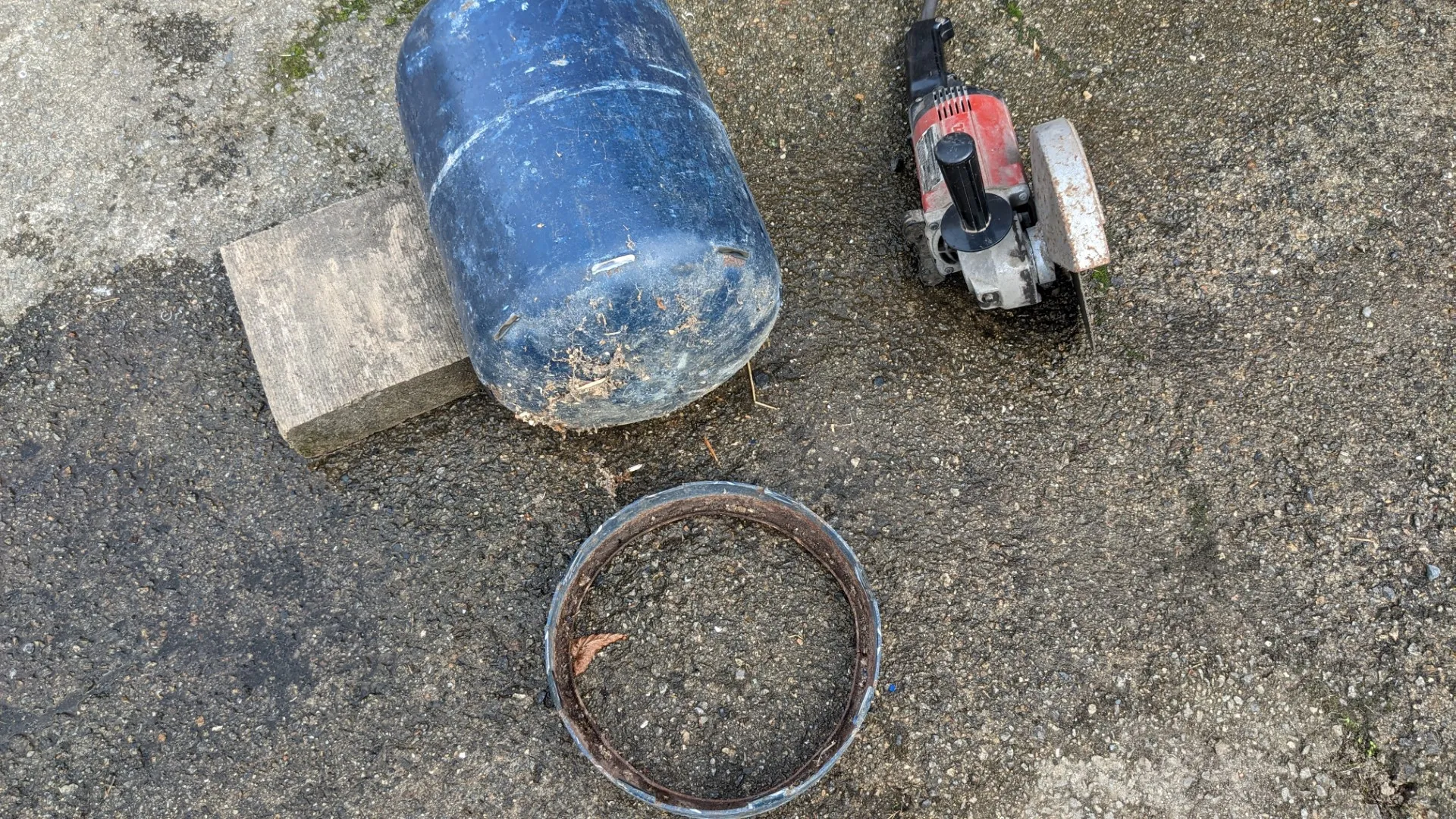 Corte de la botella de gas con disco de corte