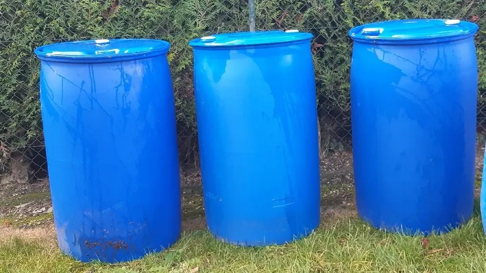 des fûts en plastique pour ma jardinière