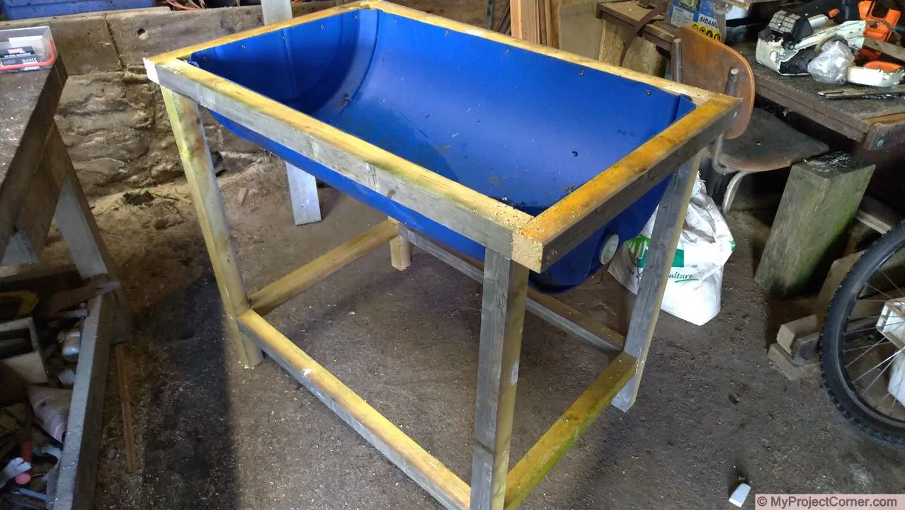 Cadre assemblé - planteur de fût recyclé