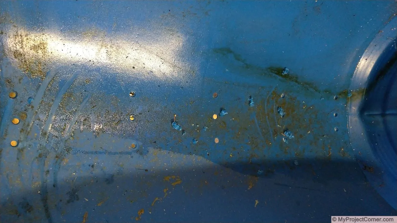 trous de drainage de planteurs de fût recyclés