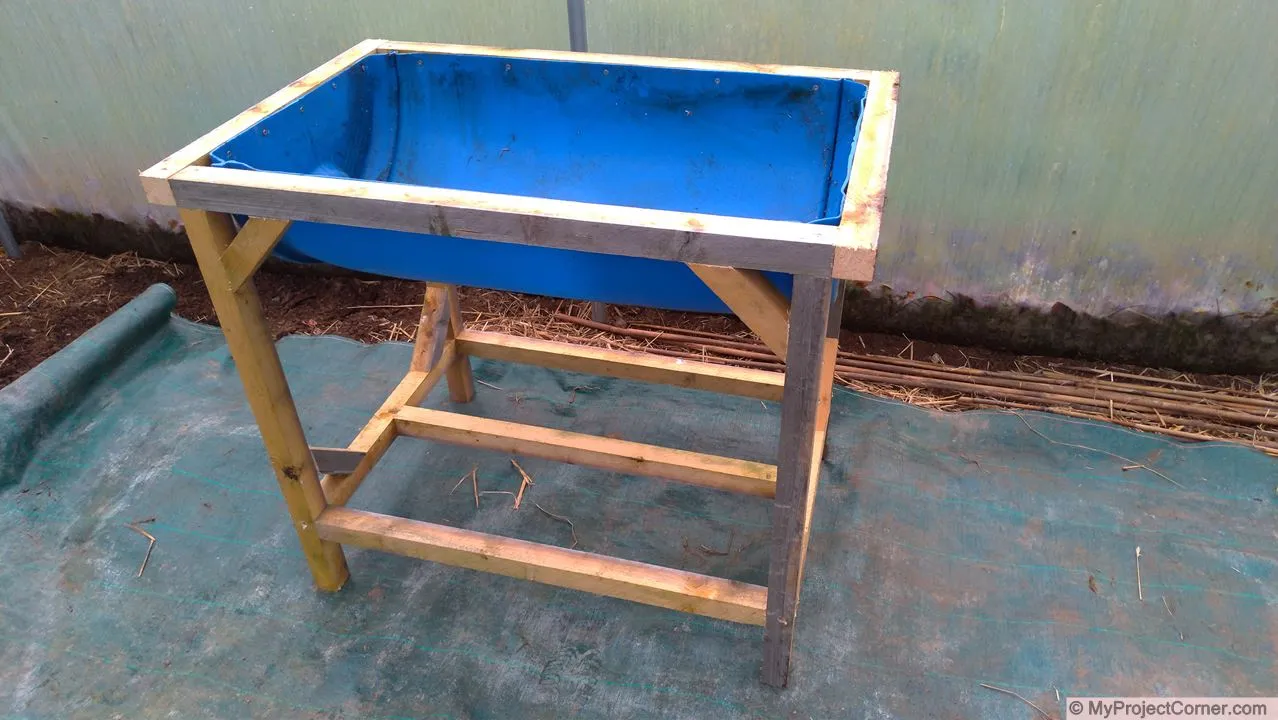 un planteur en fût recyclé prêt à l'emploi