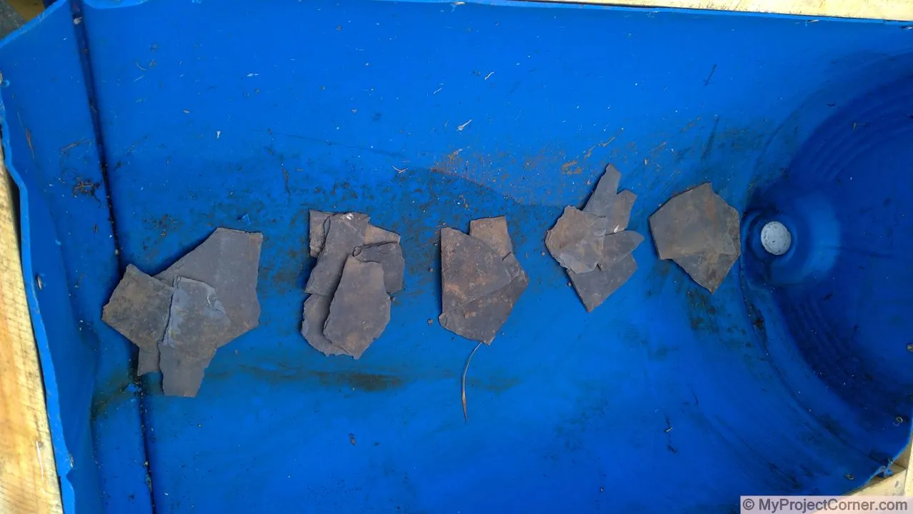 Jardinière en fût recyclé avec ardoises sur les trous