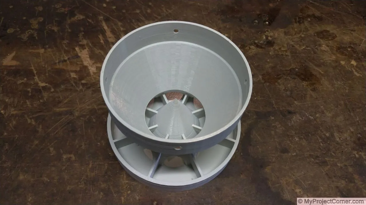 L'impression 3D finie de mon design de mangeoire à poulets