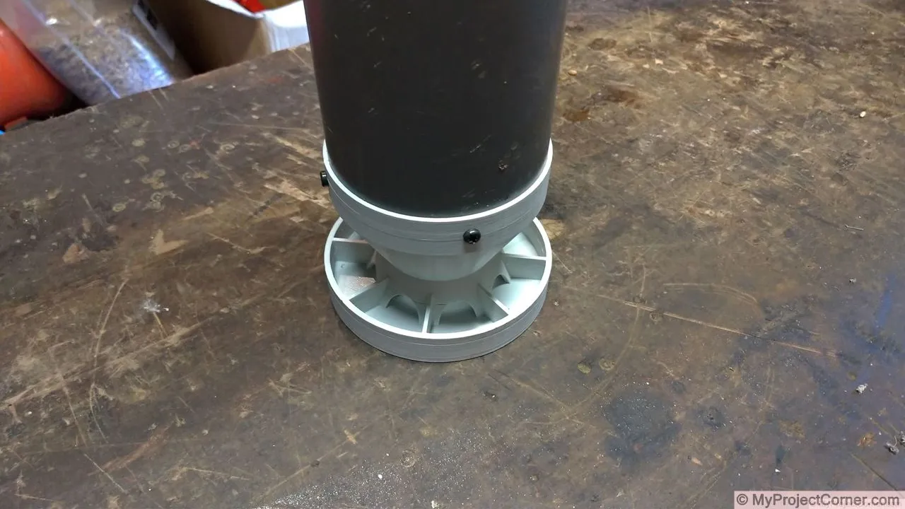 La mangeoire à poulets vissée au tuyau en pvc