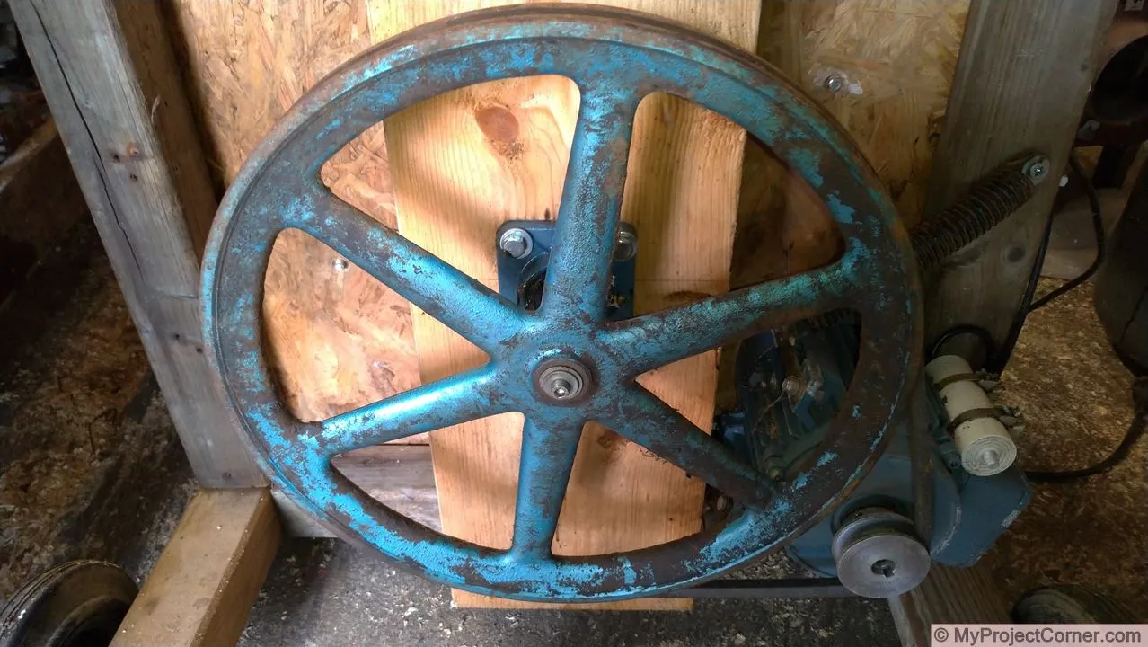 Moteur et poulie de la plumeuse de poulet fait maison