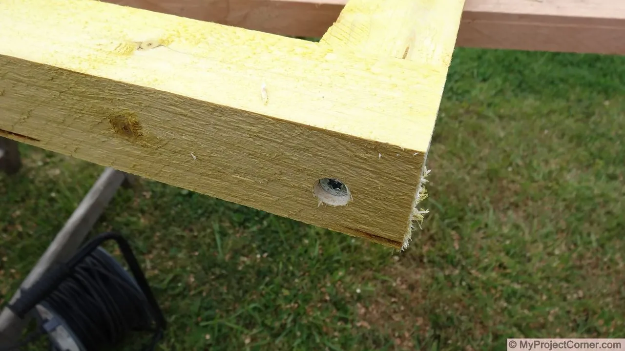 Visser le cadre en bois de la station d'abattage des poulets