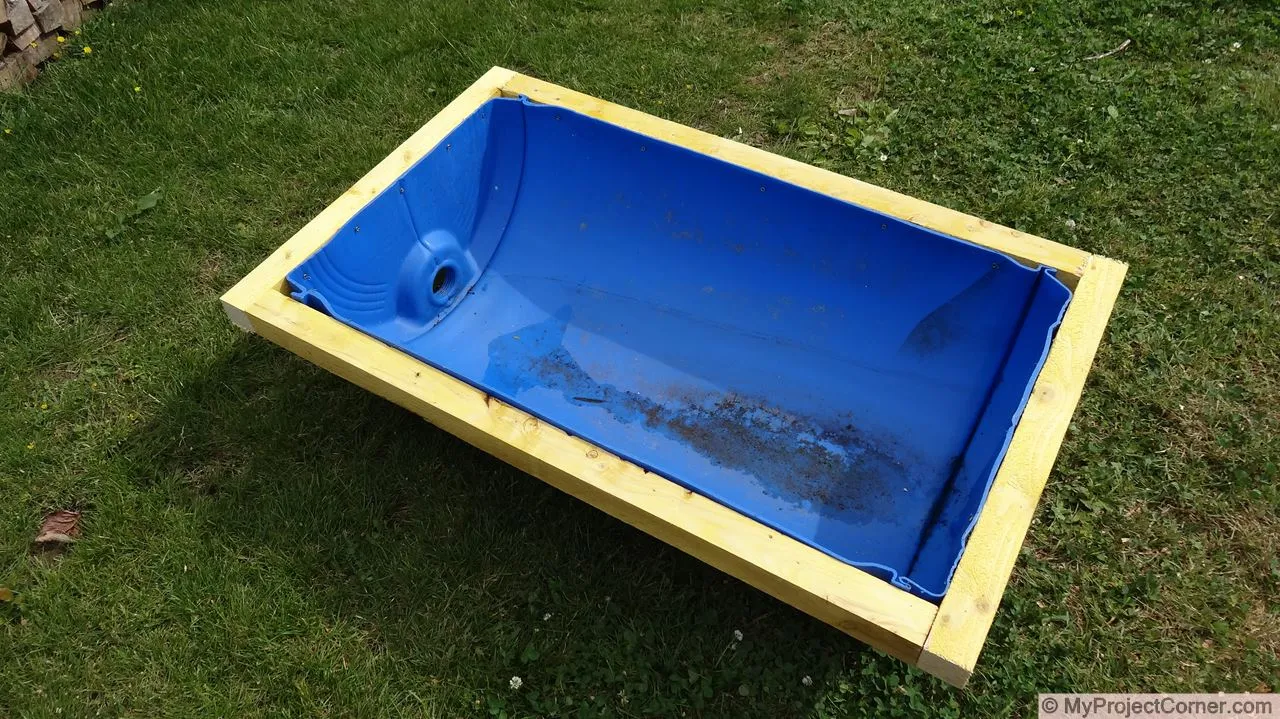 Fixation d'un fût en plastique recyclé sur un cadre en bois pour l'abattage des poulets