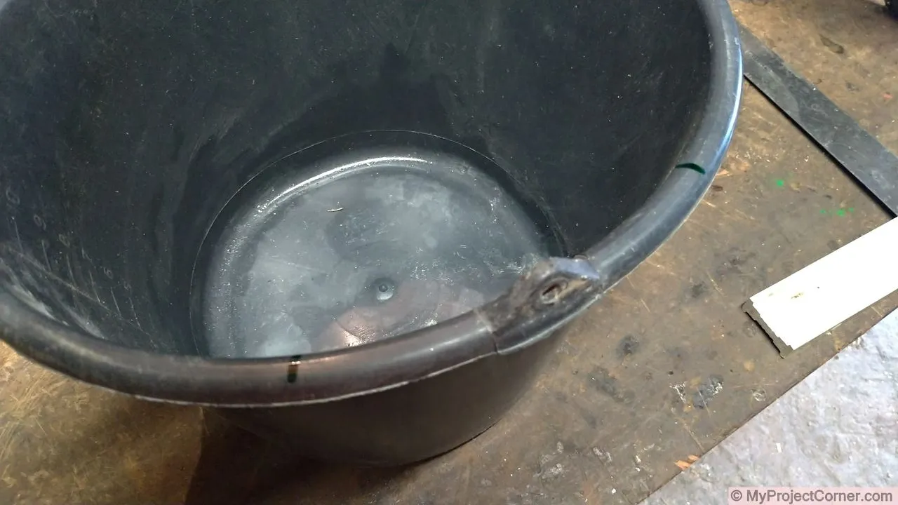 Marquage du haut d'un seau en plastique utilisé pour l'abattage de poulets