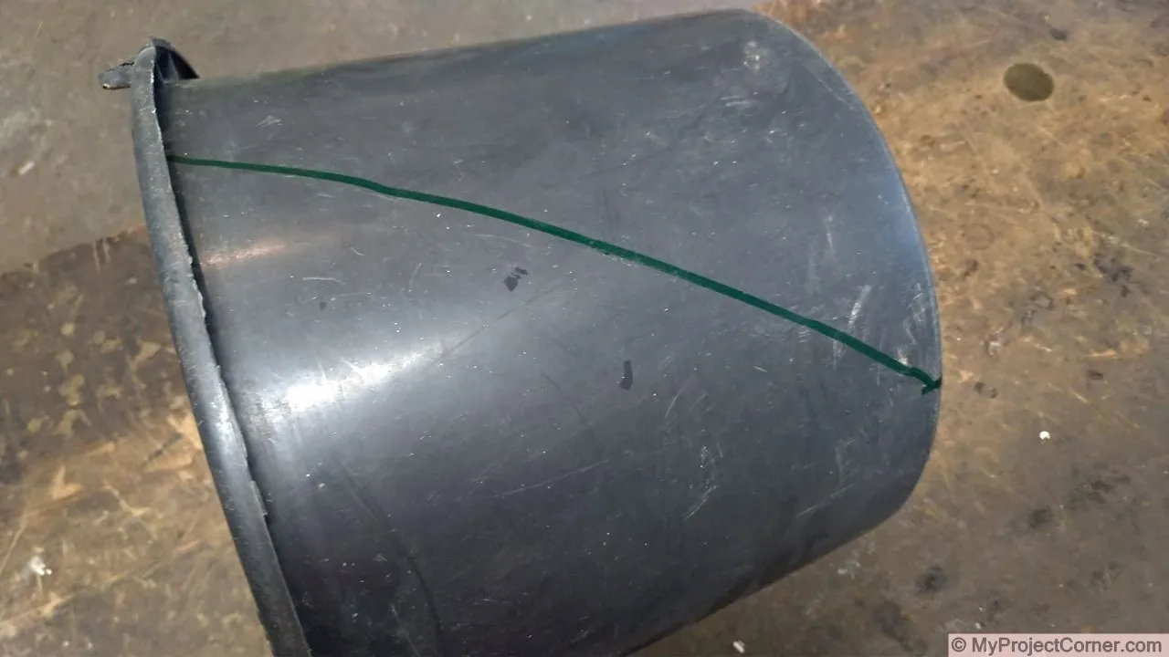 Marquage des côtés du seau en plastique utilisé pour le cône d'abattage des poulets