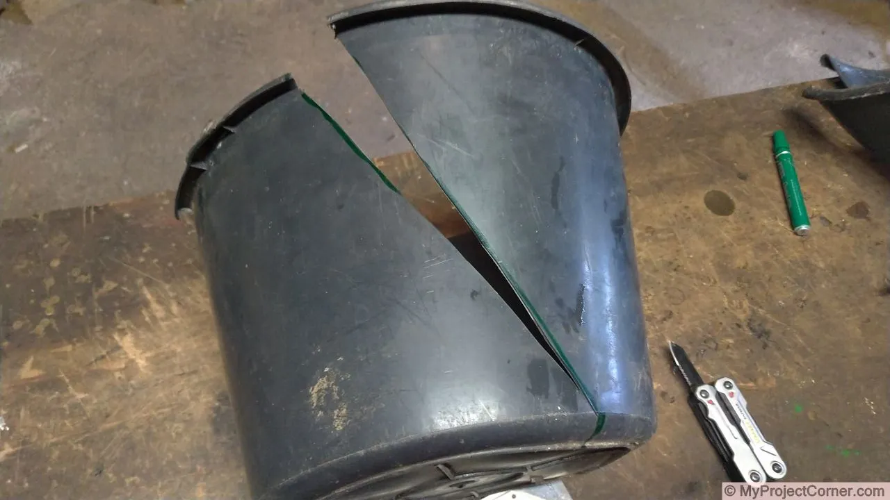 Découper le seau en plastique utilisé pour l'abattage des poulets