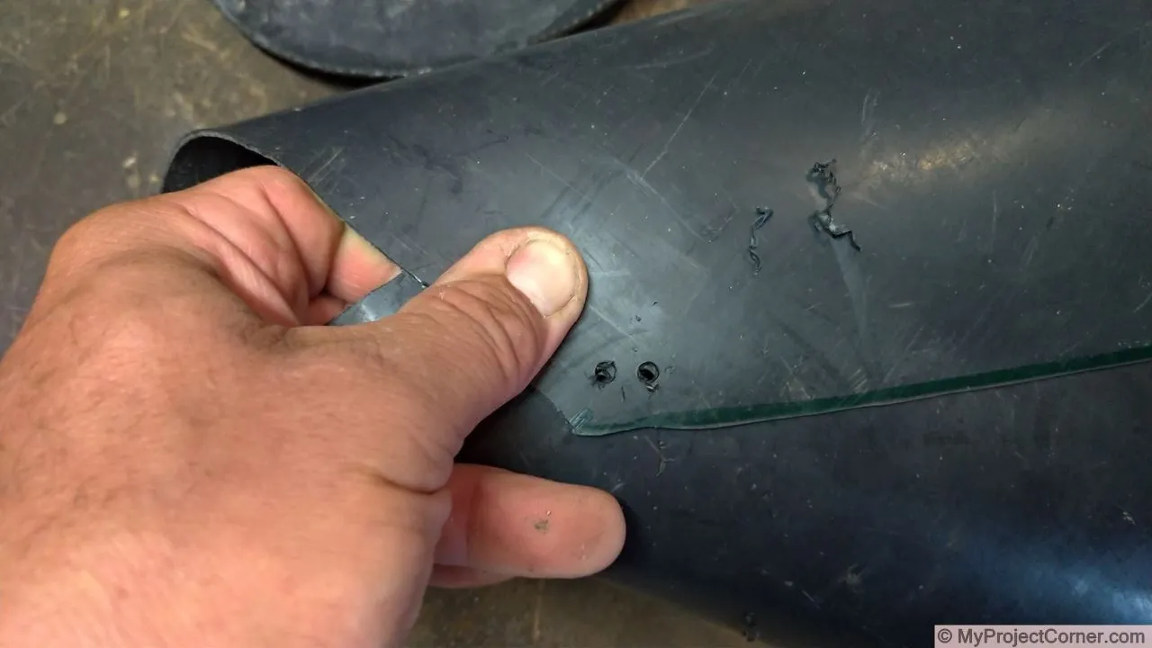 Rouler et percer le cône d'abattage des poulets