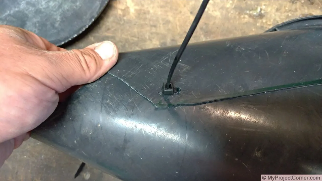 Insertion d'un serre-câble pour fixer un cône de poulet