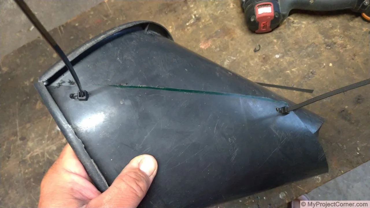 Insertion d'une deuxième attache de câble dans un cône de poulet