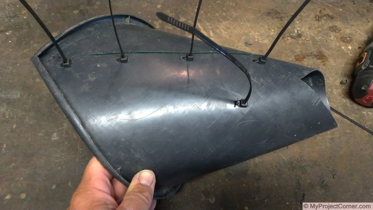 ajouter des attaches de câble supplémentaires au cône de poulet