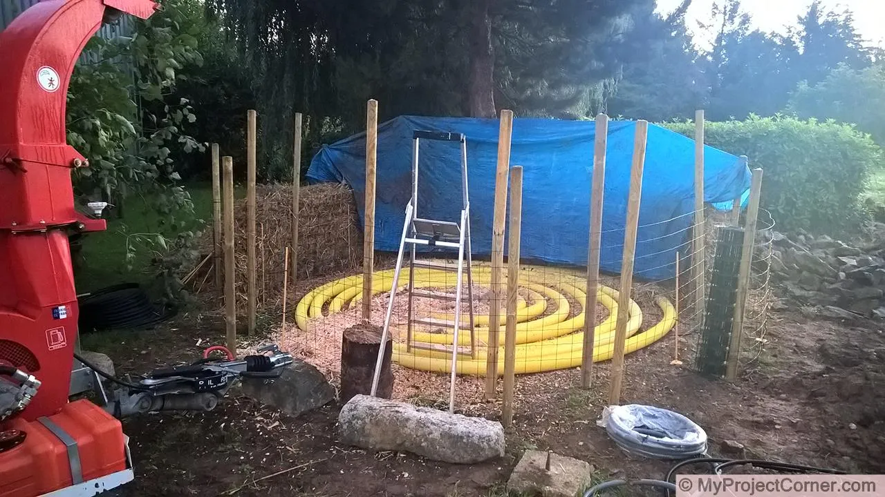 soplando astillas de madera en la pila de calefacción de abono