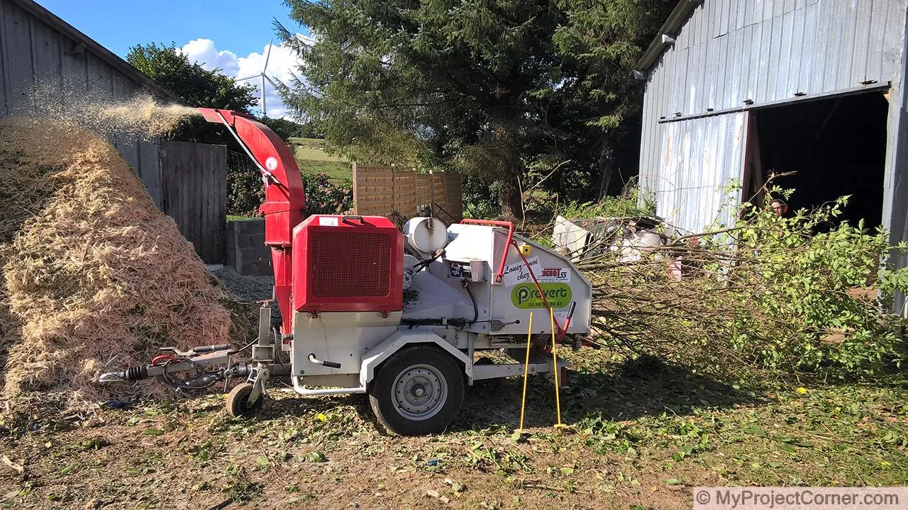 La astilladora de madera en acción