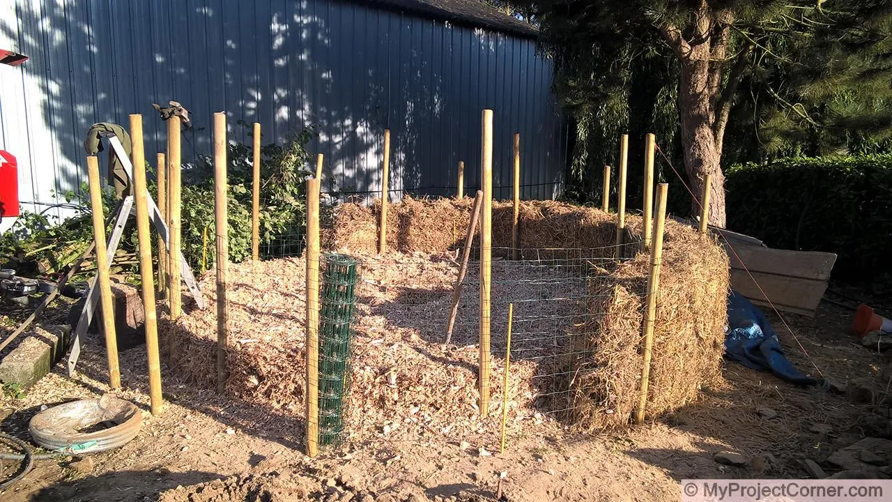 capa base de astillas de madera para la pila de compost completa