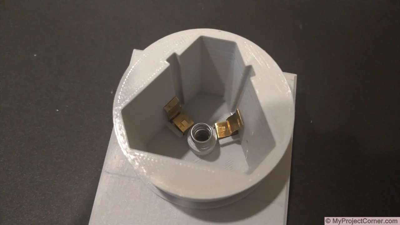 insertando los terminales de la batería y el resorte