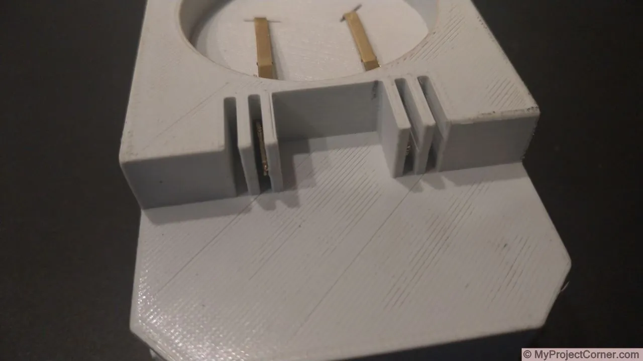 insertando los terminales de la batería