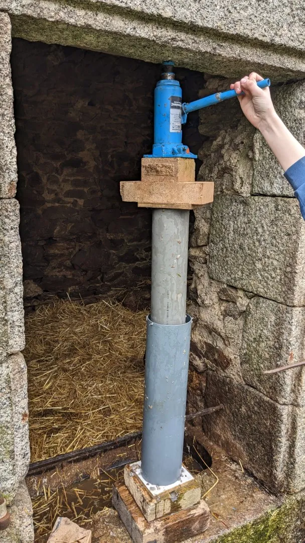 prensar un tronco de papel y serrín