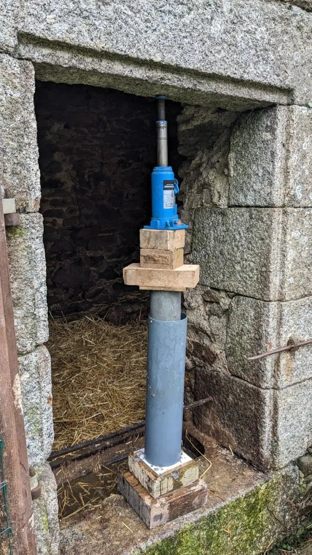 prensar un tronco de papel y serrín