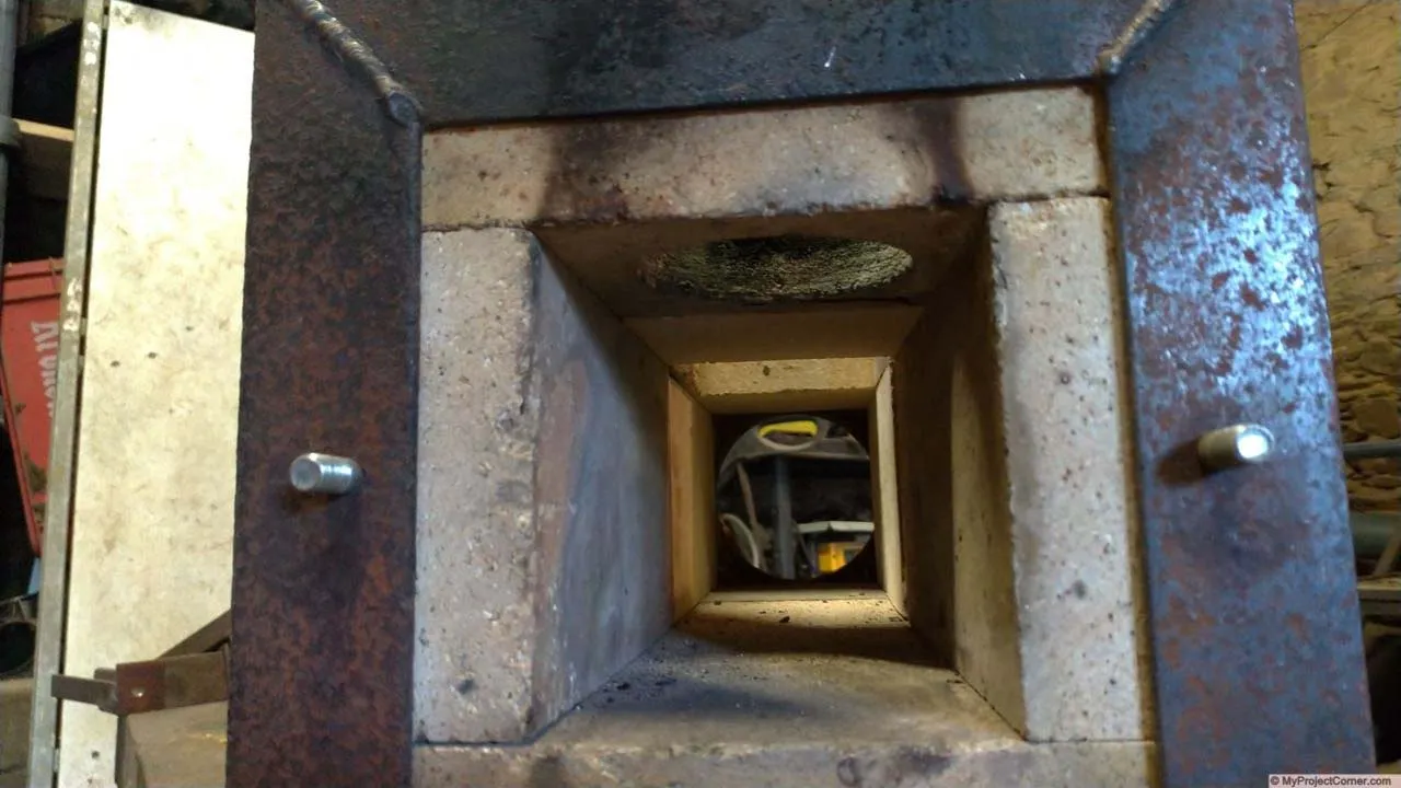 Intérieur de la boîte à feu allongée du poêle à granulés