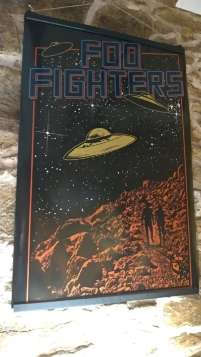 affiche accrochée avec le porte-affiche diy