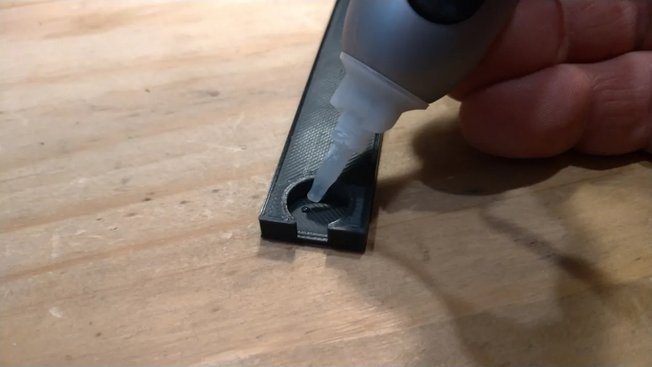 Collez ensemble les sections du porte-affiche magnétique