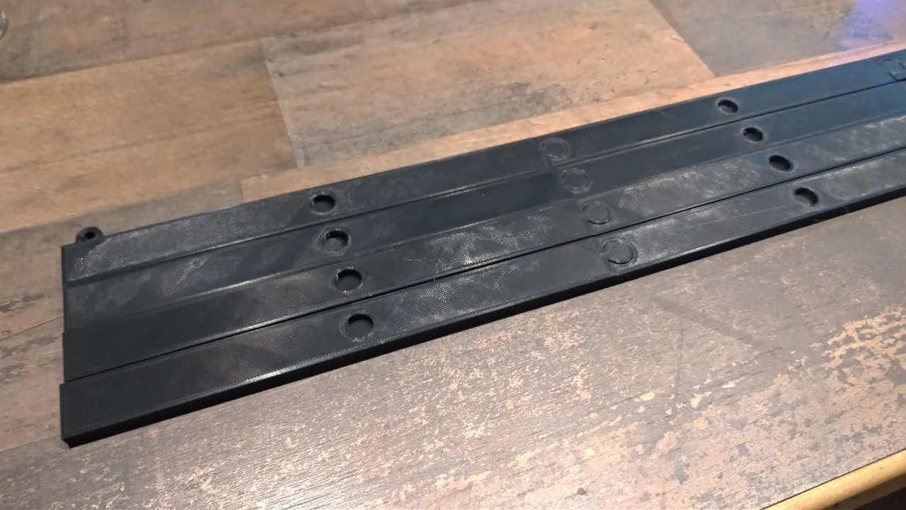 Sections du porte-affiche prêtes à insérer des aimants