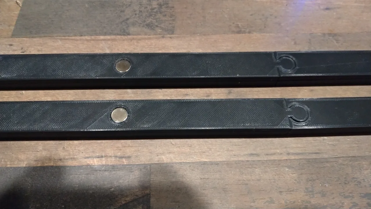 aimants installés dans le porte-affiche