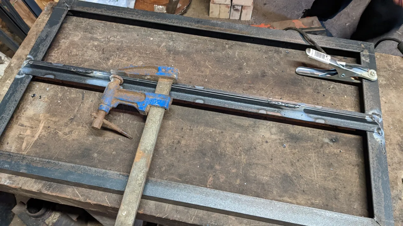 soudure du cadre de la base du poêle à fusée