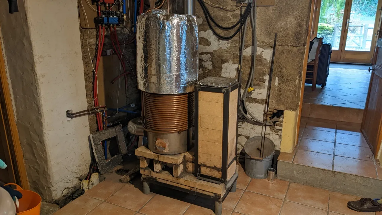 Poêle à fusée prêt pour le premier test de fonctionnement