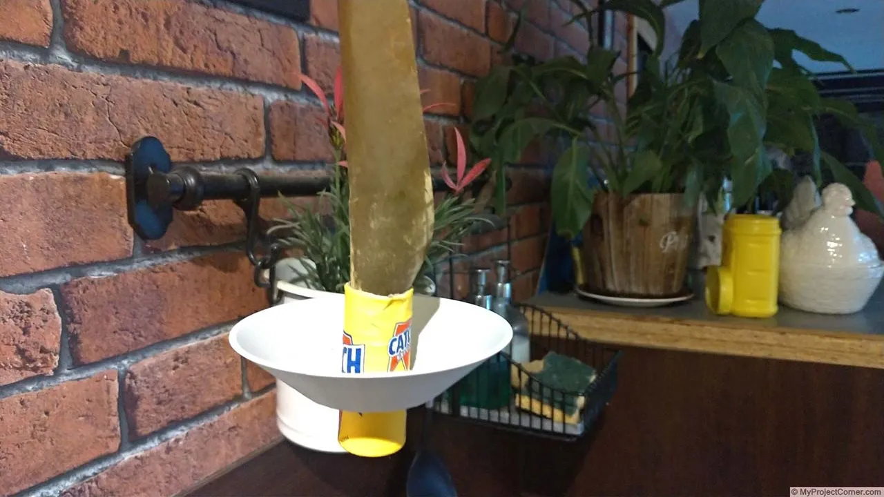 Un atrapamoscas pegajoso impreso en 3d colgado.