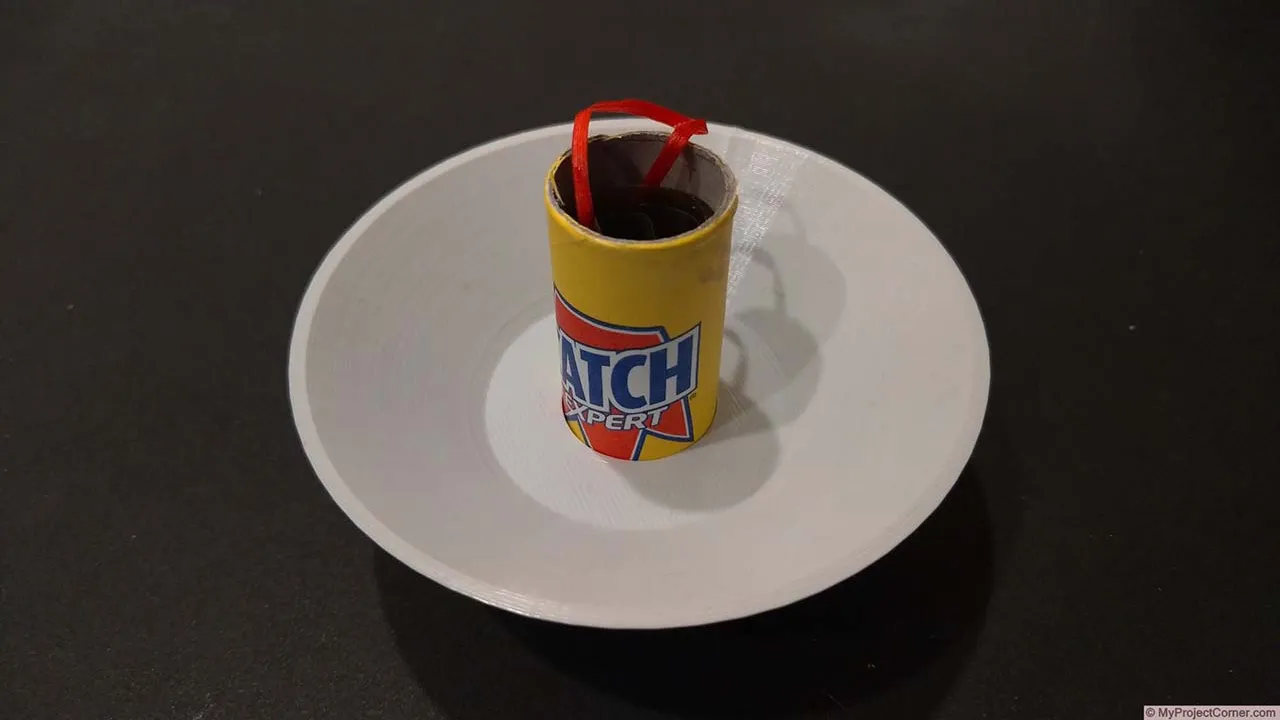 Fijando el atrapamoscas pegajoso impreso en 3d al tubo de papel para moscas