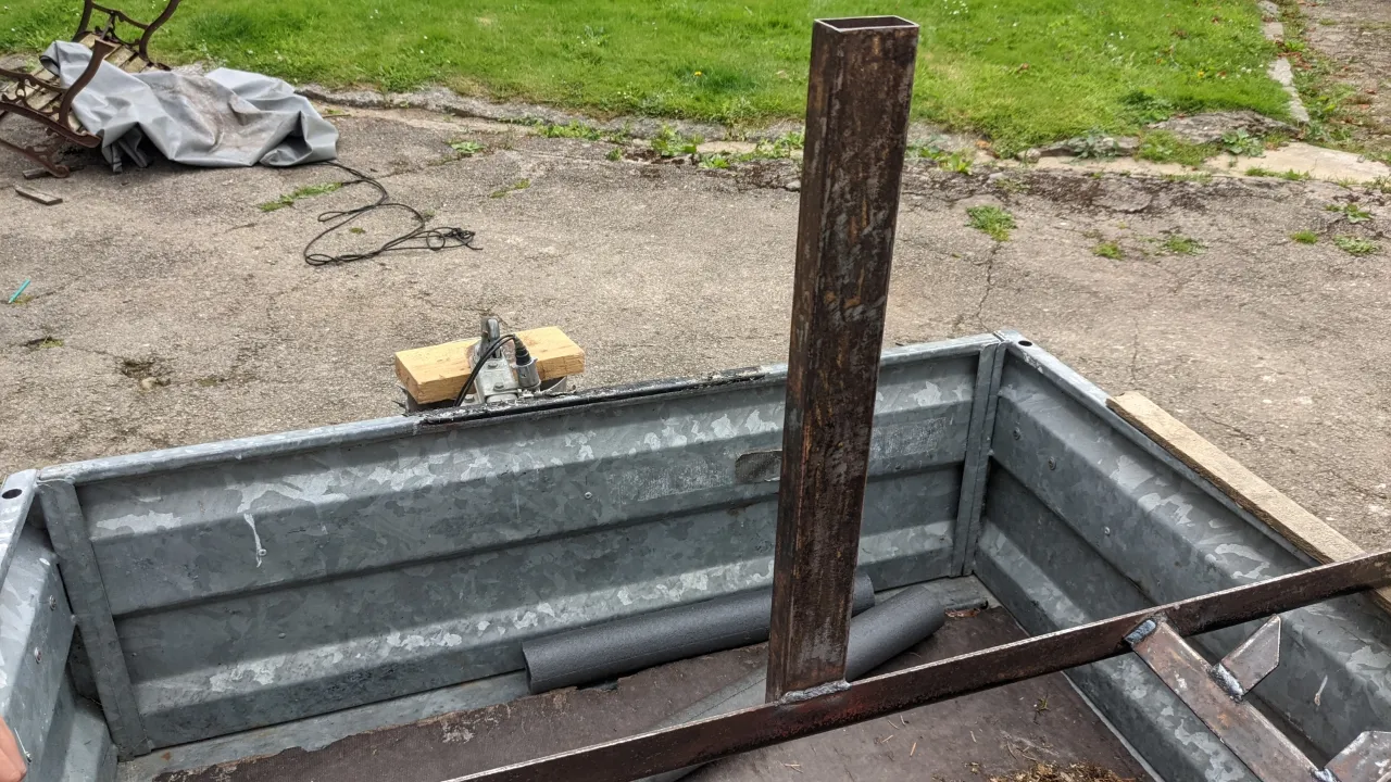 Tubo de soporte vertical de remolque de coche hecho en casa