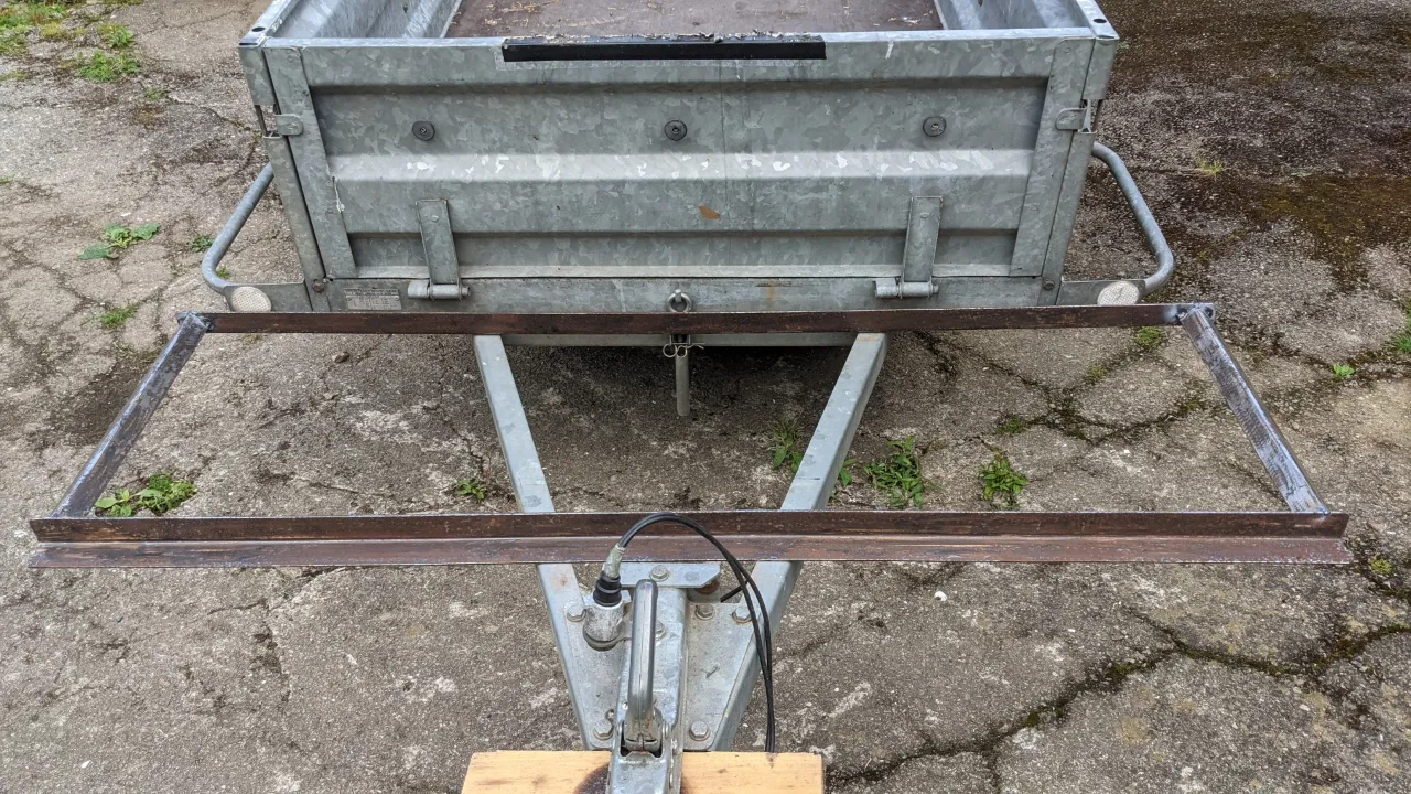 Portabicicletas casero con remolque de coche