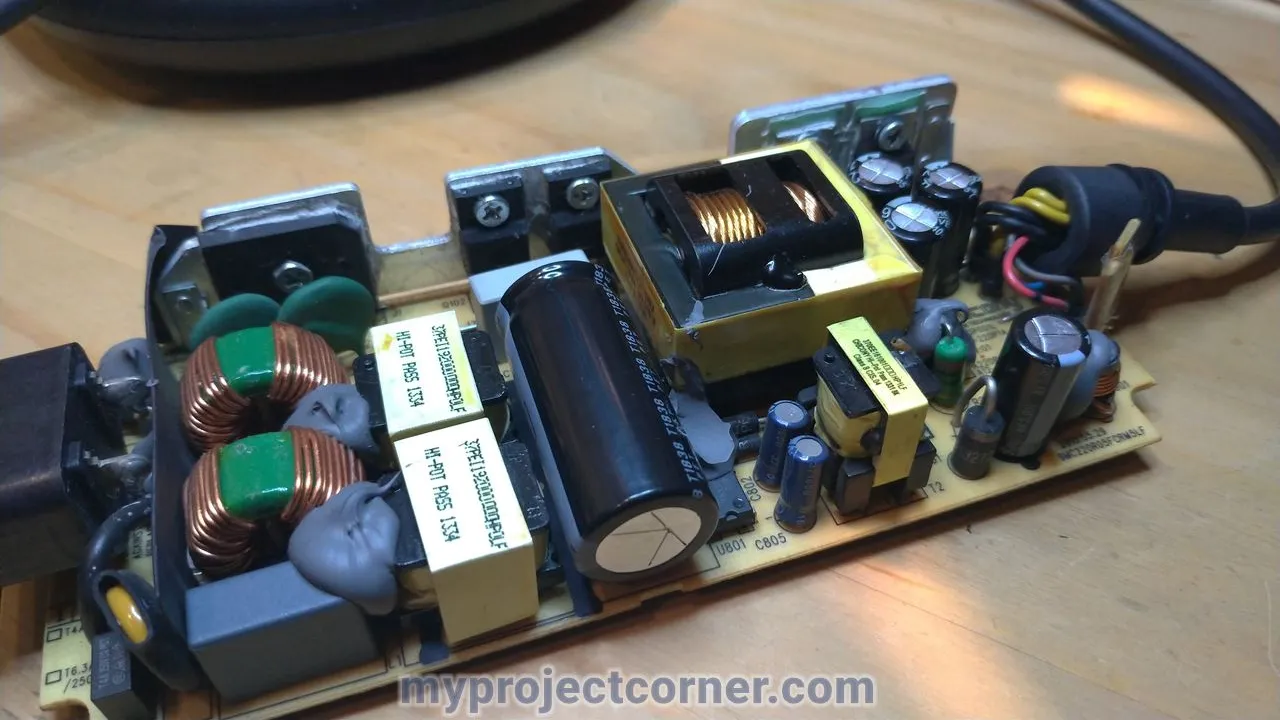 Xbox una placa de circuito de PSU con condensadores cambiados