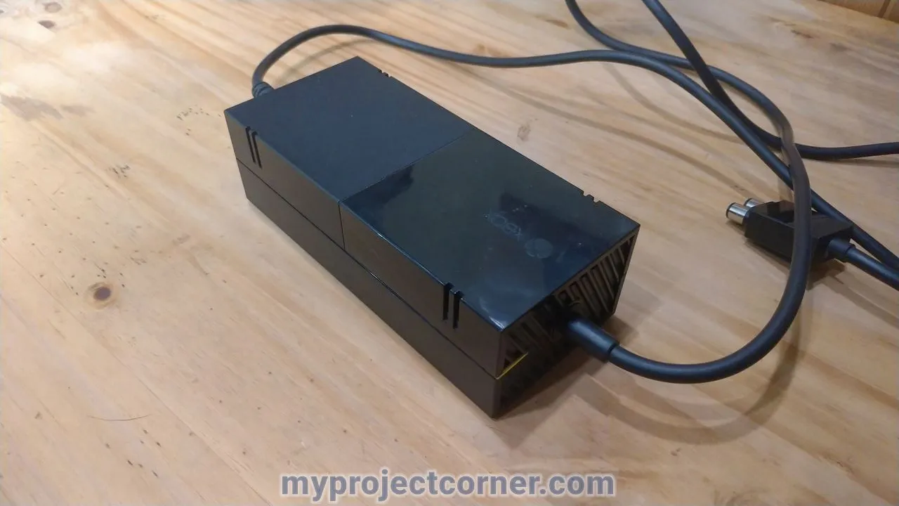 La fuente de alimentación de la Xbox One reparada