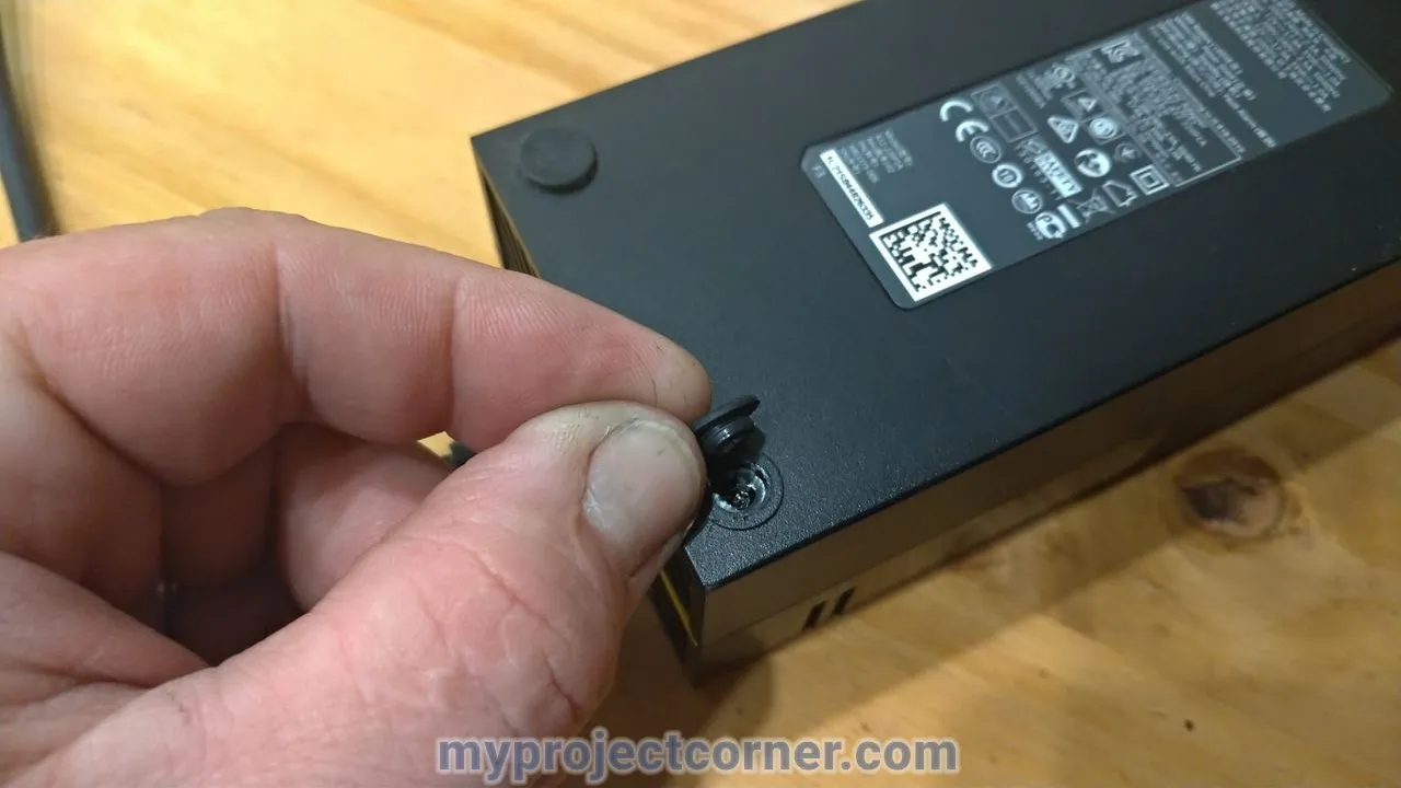 Quitando los pies de goma de la Xbox One PSU