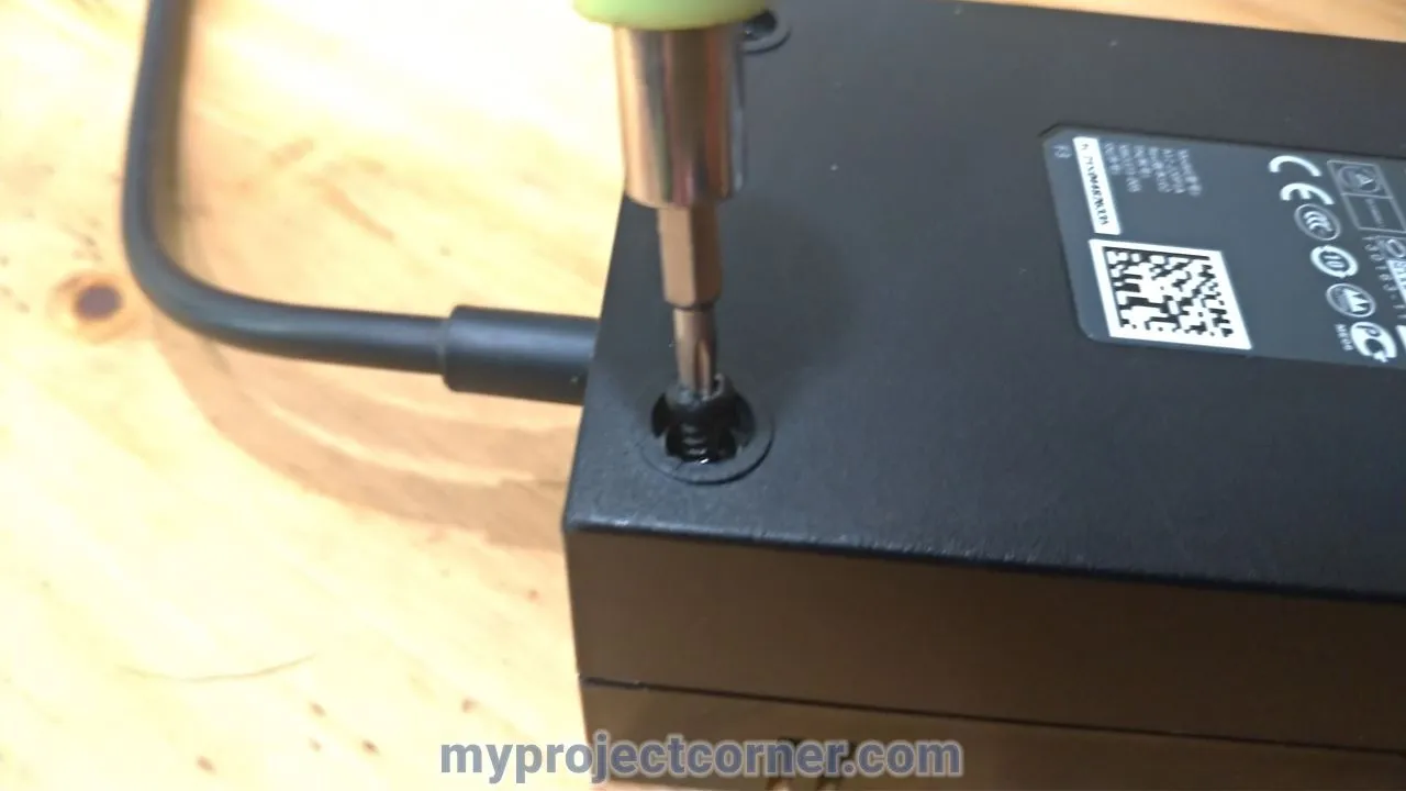 Quitando los tornillos torx de la Xbox One PSU