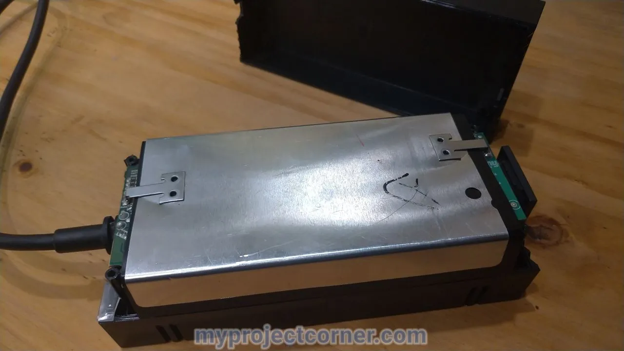 Quitando la mitad inferior de la caja de Xbox Psu