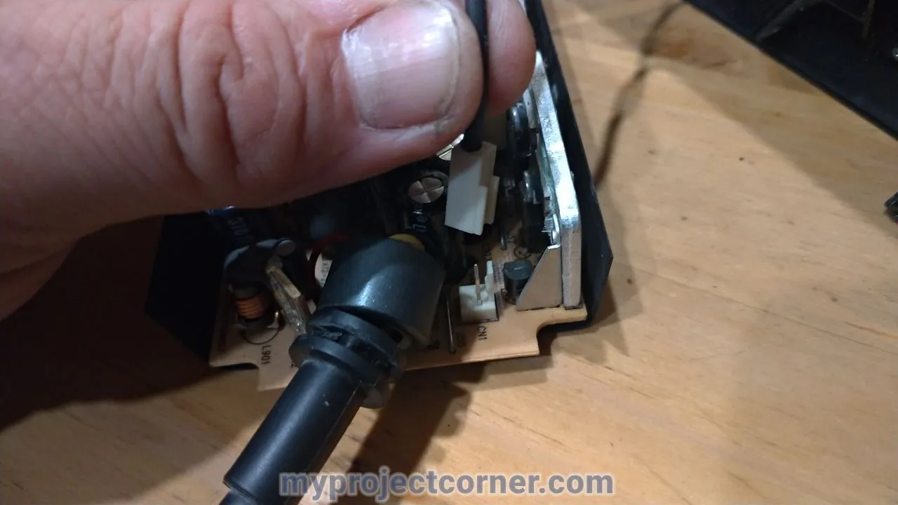 desconectando y quitando la mitad superior de la caja del CSU de xbox