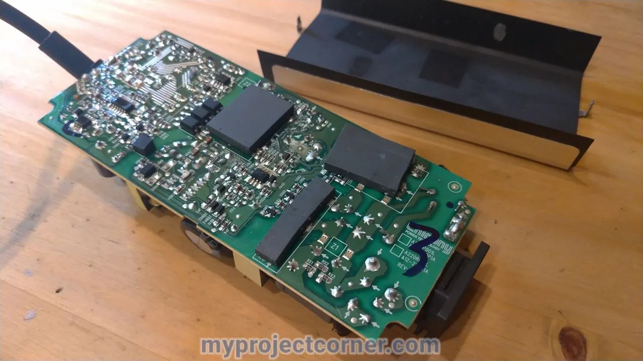 quitó la tapa de la placa de circuitos metálicos de la fuente de alimentación de la Xbox One