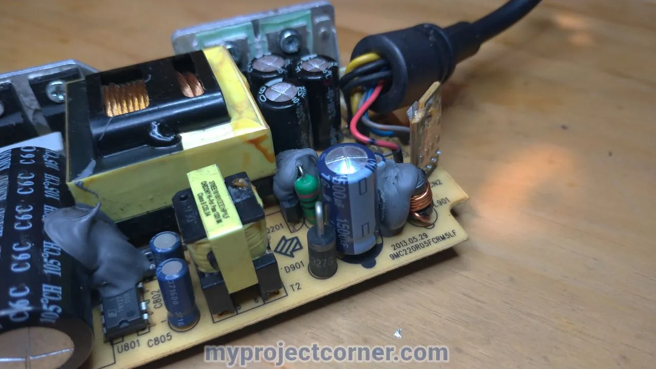 Listo para desoldar el condensador en la xbox un psu