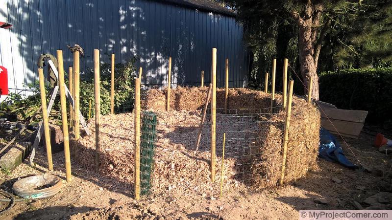 couche de base de copeaux de bois pour le tas de compost complet